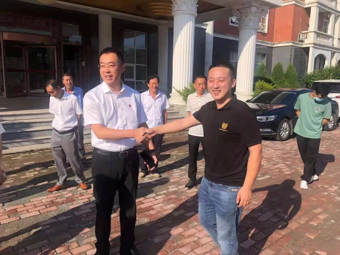 巩固脱贫攻坚成果，，，，，，助力乡村振兴——龙8头号玩家集团向岫岩县黄花甸镇关门山村送驻村干部工作(图2)