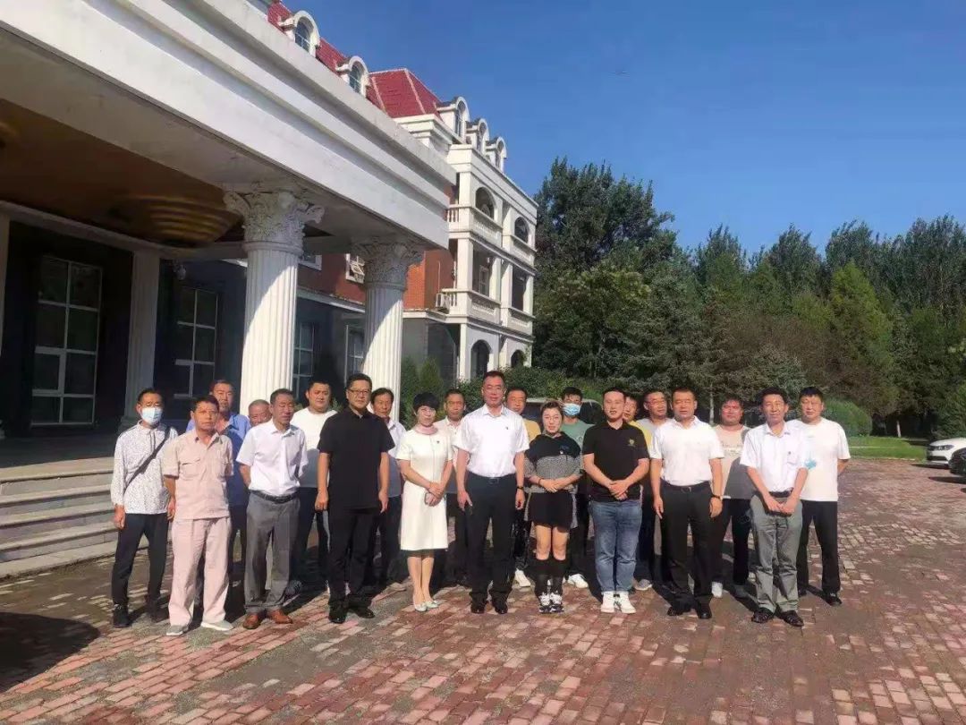 巩固脱贫攻坚成果,助力乡村振兴—龙8头号玩家集团向岫岩县黄花甸镇关门山村送驻村干部工作