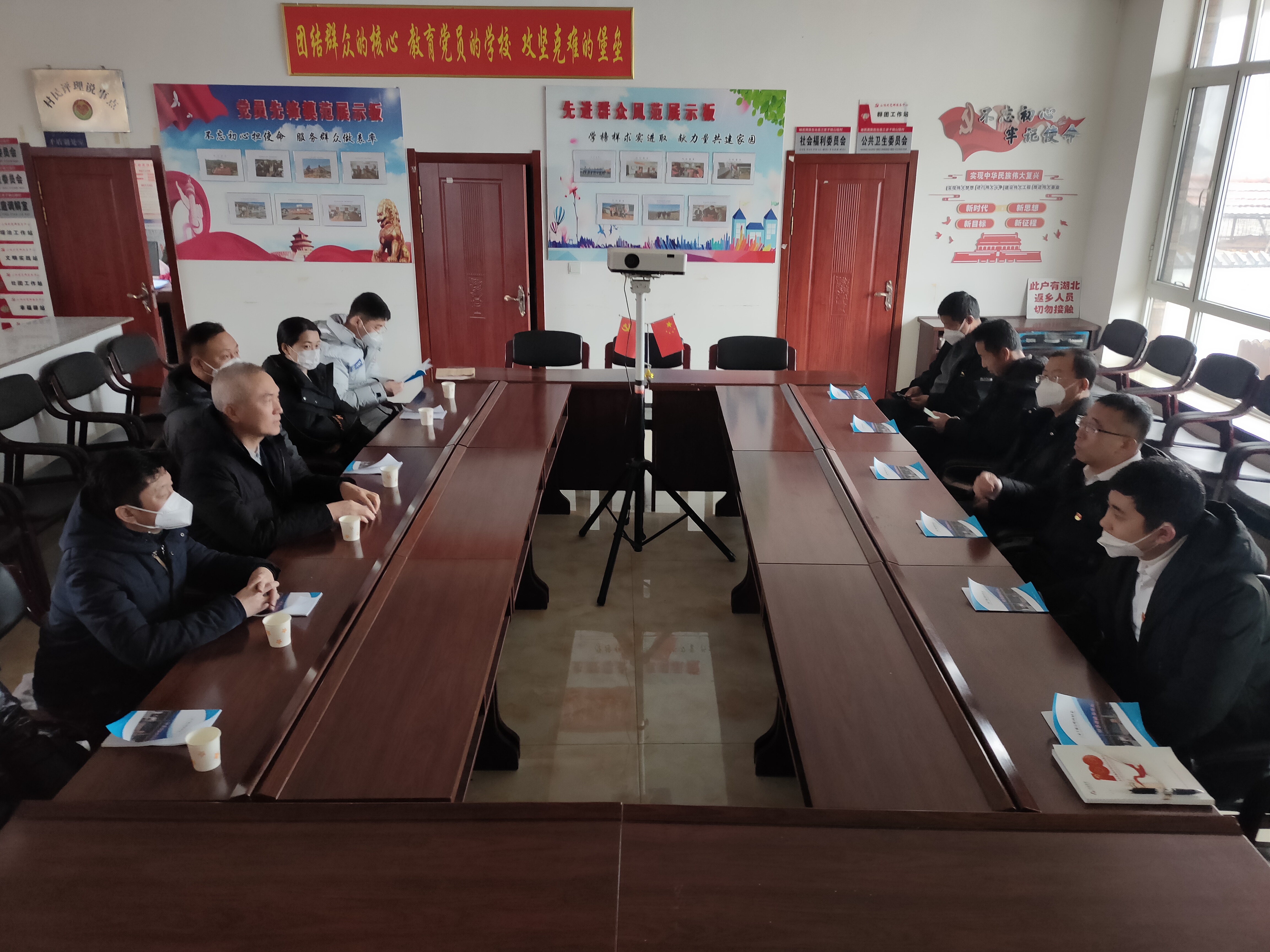 践行国企责任，，，，，，，，迎新春送温暖——鞍勤集团、龙8头号玩家集团、公服集团前往驻村工作队 走访慰